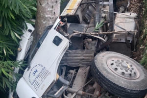 Xe chở nhựa đường lật trên đèo Bảo Lộc, 2 người tử vong