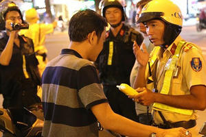 Phạt nặng vi phạm nồng độ cồn, bàn nhậu 'xoay chuyển', các bà vợ... sướng rơn