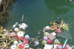 Thực hư chuyện thả 3 vạn hoa đăng nhựa xuống biển để 'bảo vệ môi trường'