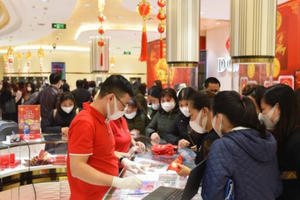 Mua vàng cầu may ngày Thần Tài, khách hàng còn được tặng khẩu trang