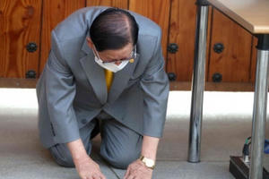 Giáo chủ Tân Thiên Địa quỳ xin lỗi người dân tại Hàn Quốc