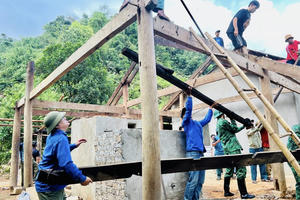 Di dời khẩn cấp nhiều hộ dân khỏi vùng sạt lở tại Nghệ An