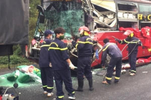 Phú Yên: Xe khách đâm xe đầu kéo, 11 người thương vong Phú Yên: Xe khách đâm xe đầu kéo, 11 người thương vong