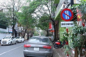 Hà Nội: Ô tô lộn xộn trên phố thí điểm đỗ xe theo ngày chẵn, lẻ