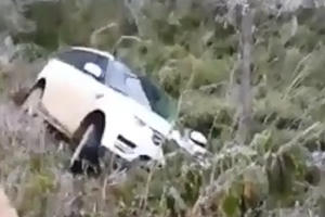 Xế hộp Range Rover đắt tiền rơi xuống dốc trên đường đi ngắm tuyết