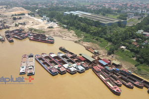 Đăng kiểm viên “phân thân” kiểm tra phương tiện cùng lúc tại 2 bờ sông