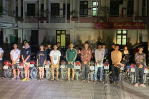 Mật phục, bắt nhóm "nam thanh, nữ tú" tụ tập đua xe xung quanh thành cổ Sơn Tây