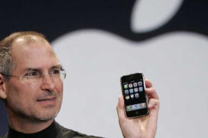 Steve Jobs đã làm điều đặc biệt gì khiến hàng nghìn người bật cười trong lần giới thiệu chiếc Iphone đều tiên