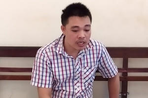 Gã đàn ông dùng dao hùng hổ uy hiếp nhân viên bán hàng cướp tài sản