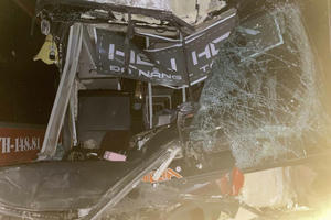 3 xe khách tông liên hoàn ở Huế, nhiều người bị thương