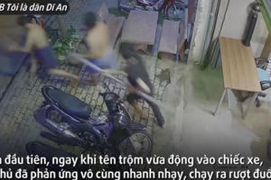 Video: Pha bỏ chạy thục mạng của tên trộm xe máy khi bị gia chủ rượt đuổi "cực gắt"