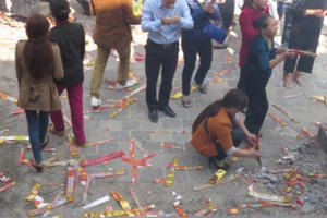 Lộn xộn, nhếch nhác đầu năm tại Đền Cờn, Chùa Hương Tích