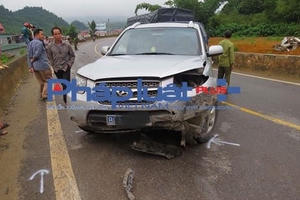 Xe ô tô biển xanh đi lấn làn, tông một người tử vong tại Sơn La
