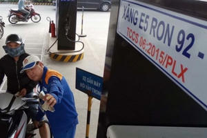 Slide - Điểm tin thị trường: Đề xuất cho bán lại xăng RON 92