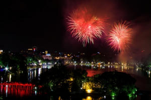 Slide - Điểm tin thị trường: Hàng triệu đồng cho vị trí đẹp xem pháo hoa Giao thừa tại Hà Nội