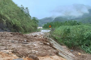 Nhiều khu dân cư ở Quảng Ngãi bị nước lũ bao vây, hàng nghìn hộ dân bị cô lập