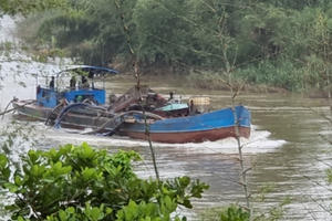 "Binh đoàn" tàu vỏ thép thi nhau quần thảo, xé toạc sông Đồng Nai