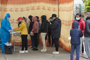 Hà Nội: Y tế phường "căng mình" khi F0 "rồng rắn" đi xin giấy xác nhận