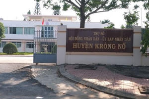 Chủ tịch huyện bị kỷ luật vì đã ký hàng loạt giấy chứng nhận quyền sử dụng đất trái quy định