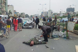 Đi ngược chiều, xe "thương binh" chở gas đối đầu ôtô, tài xế nguy kịch