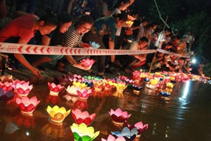 Xúc động đêm Vu Lan, hàng trăm phật tử thả đèn cầu siêu