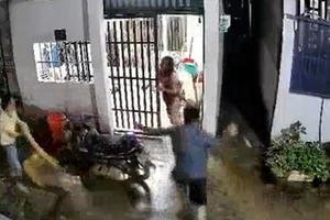 Rợn tóc gáy với Clip đối tượng dùng dao chém hai vợ chồng tử vong ở TP HCM