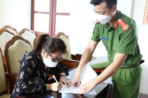 “Bể” vì bài bạc, nữ nhân viên ngân hàng dựng vở kịch “đảo khế” chiếm đoạt gần 3 tỷ đồng “Bể” vì bài bạc, nữ nhân viên ngân hàng dựng vở kịch “đảo khế” chiếm đoạt gần 3 tỷ đồng