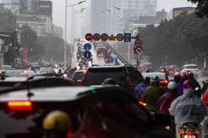 Hà Nội mưa rét sáng đầu tuần, người dân chôn chân trong giao thông ùn tắc