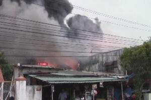 Bình Dương: Hỏa hoạn ở xưởng gỗ khiến hàng trăm người hoảng loạn