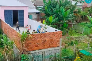 Tạm giữ một nghi phạm liên quan đến vụ người đàn ông tử vong bất thường dưới mương nước