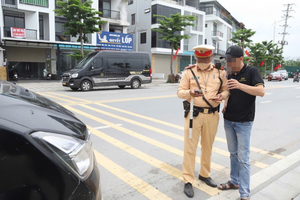 CSGT ghi hình xử lý xe khách dừng đỗ, đón trả khách sai quy định CSGT ghi hình xử lý xe khách dừng đỗ, đón trả khách sai quy định