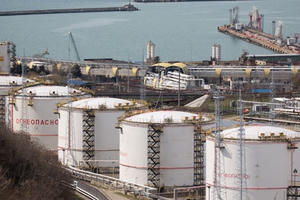 Giá dầu tăng lên gần 44 USD/thùng khi dự trữ dầu của Mỹ bất ngờ giảm