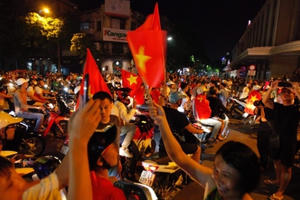 Hình ảnh hàng ngàn cổ động viên xuống phố 'đi bão' sau chiến thắng của đội tuyển Việt Nam