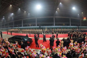 Video: Người dân Triều Tiên vẫy cờ hoa chào đón chủ tịch Kim Jong-un về nước