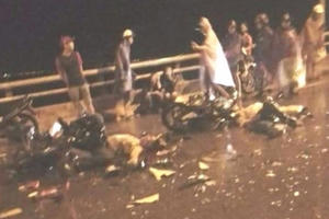 Hai xe máy đấu đầu, 1 người tử vong 3 người nguy kịch Hai xe máy đấu đầu, 1 người tử vong 3 người nguy kịch