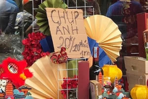 Nhiều chủ quán trên phố Hàng Mã bị xử lý vì treo biển thu tiền chụp ảnh