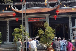 Vãn cảnh ngôi chùa có hệ thống tượng thờ bằng đồng nguyên khối