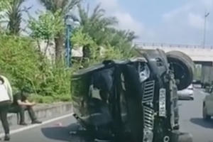[Clip]: Ô tô bị lật nghiêng sau khi đâm dải phân cách trên đường
