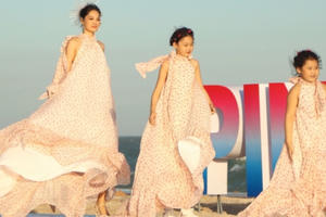 Ba mẹ con Hoa hậu Hương Giang làm vedette bộ sưu tập “Thế giới của mẹ và con” của NTK An Nhiên