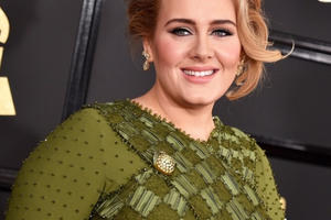 Jennifer Lopez, Adele, Rihanna thống trị thảm đỏ Grammy 2017