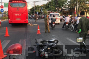 Bình Dương: Va chạm với xe khách, 1 người phụ nữ tử vong Bình Dương: Va chạm với xe khách, 1 người phụ nữ tử vong