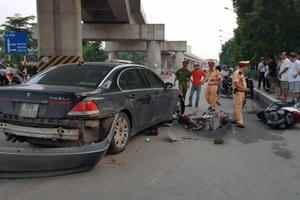 Hé lộ nguyên nhân khiến người phụ nữ lái xe BMW tông hàng loạt xe máy, kéo lê cháu nhỏ trên đường