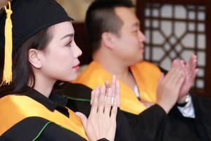 Trà Ngọc Hằng khoe thành tích hoàn thành khoá học miniMBA