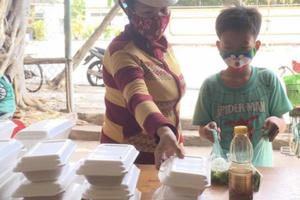 San sẻ khó khăn với người nghèo trong bão dịch Covid-19