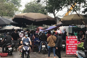 Ảnh: Người Hà Nội bình tĩnh trong những ngày “chống giặc” Covid-19