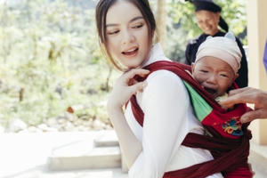 Lý Nhã Kỳ hóa thành "cô tiên" địu em nhỏ ở vùng cao Hà Quảng Lý Nhã Kỳ hóa thành "cô tiên" địu em nhỏ ở vùng cao Hà Quảng