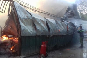 Bình Dương: Biển lửa bao trùm cơ sở sản xuất nệm mút