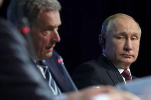 Tổng thống Nga Putin gọi người phiên dịch sửa lời mình là "kẻ cướp"