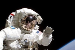 Các nhà du hành vũ trụ đang gặp nguy hiểm trong không gian