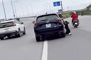 Triệu tập người đàn ông lái ô tô kéo lê vợ hàng chục mét trên đường gây nguy hiểm